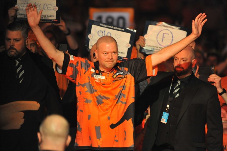 Dartslegende Raymond van Barneveld kondigt abrupt afscheid aan na pijnlijke nederlaag: “Ik heb enorme privéproblemen, ik ben op”