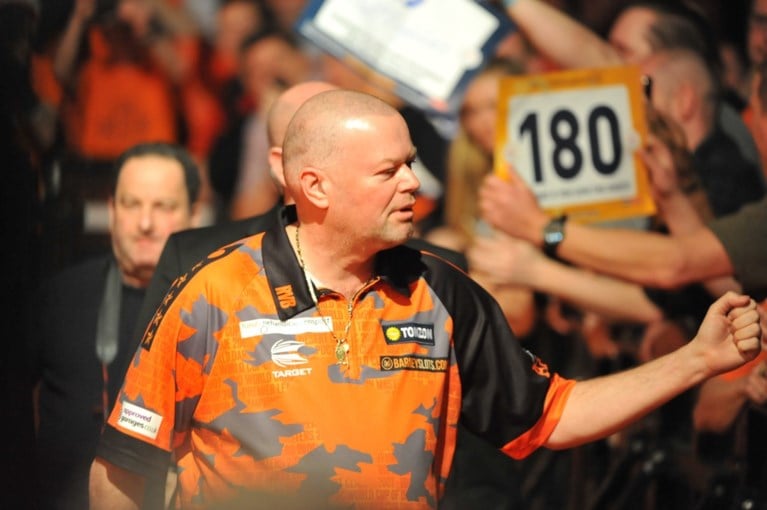 Dartslegende Raymond van Barneveld kondigt abrupt afscheid aan na pijnlijke nederlaag: “Ik heb enorme privéproblemen, ik ben op”