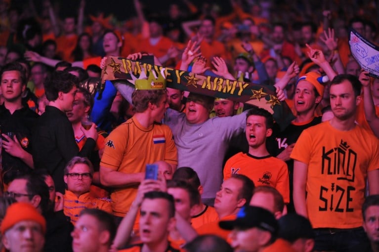 Dartslegende Raymond van Barneveld kondigt abrupt afscheid aan na pijnlijke nederlaag: “Ik heb enorme privéproblemen, ik ben op”