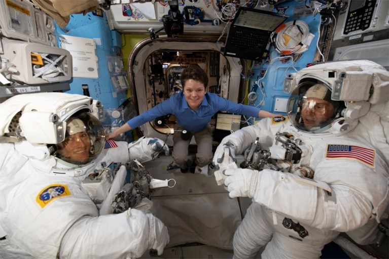 Eerste volledig vrouwelijke ruimtewandeling gaat niet door… omdat astronaute vijf centimeter gegroeid is