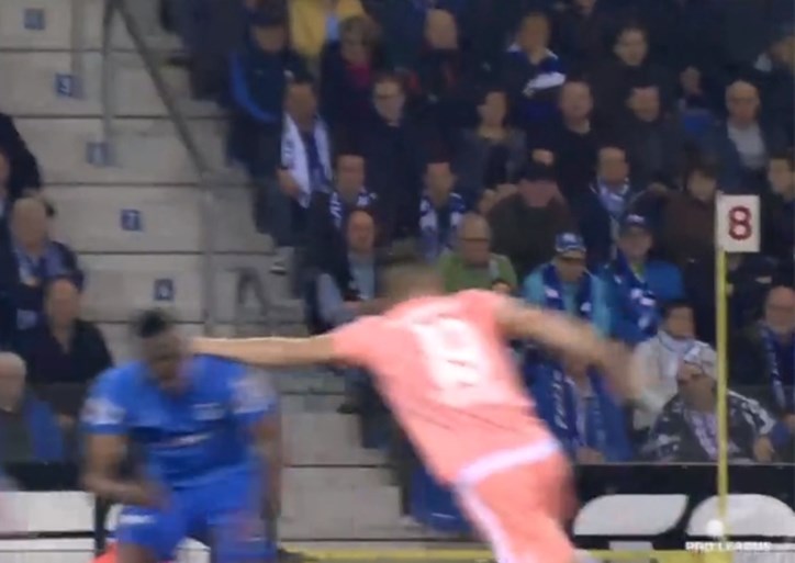 Meteen commotie in Genk na eerste kopduel van Santini: Anderlecht-spits komt er vanaf zonder geel
