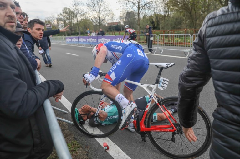 Luxeknecht van Sagan loopt hersenschudding en halswervelbreuk op bij zware val in Dwars door Vlaanderen