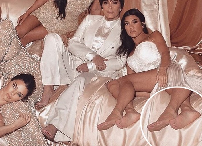 Nieuwe Photoshop-blunder: zie jij wat er mis is met Kourtney Kardashian op deze foto?