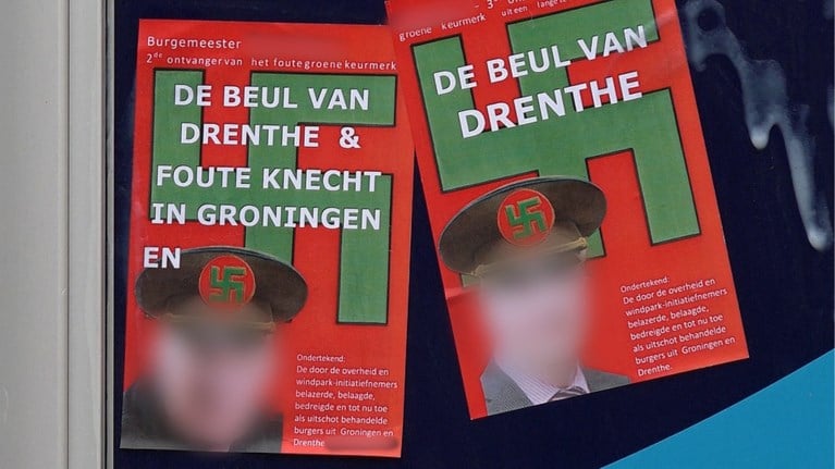 Protest tegen komst windmolenpark loopt totaal uit de hand: aannemer stopt na zware bedreigingen, onbekenden maken met pikdorser groot hakenkruis in graanveld