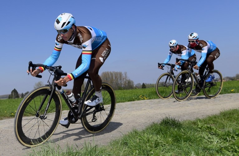 Wout van Aert vindt “kasseien nog slechter dan ik ze me herinner”, Oliver Naesen heeft “geen flanellen benen” voor Parijs-Roubaix