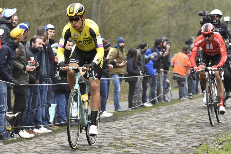 Wout van Aert kan amper spreken na pech in het Bos van Wallers en bizarre valpartij nadien: “Ik ben stikkapot”