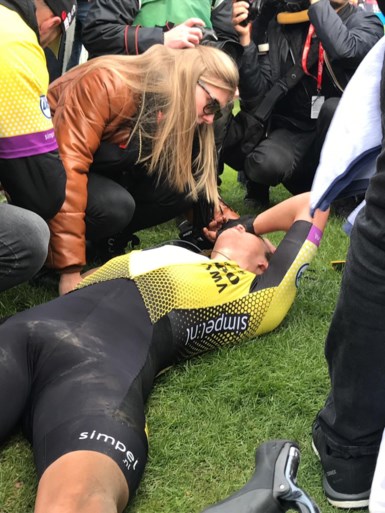 Wout van Aert kan amper spreken na pech in het Bos van Wallers en bizarre valpartij nadien: “Ik ben stikkapot”