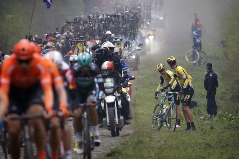 Wout van Aert kreeg tijdens ongelofelijke inhaalrace in Parijs-Roubaix nog twee boetes aangesmeerd
