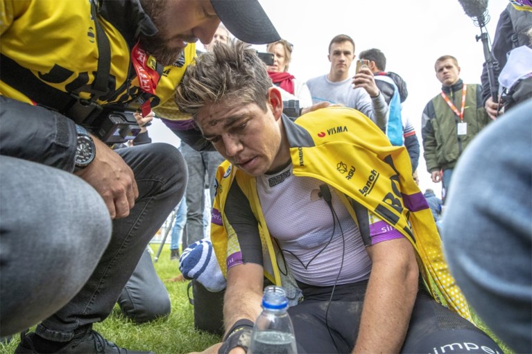 Wout van Aert kreeg tijdens ongelofelijke inhaalrace in Parijs-Roubaix nog twee boetes aangesmeerd