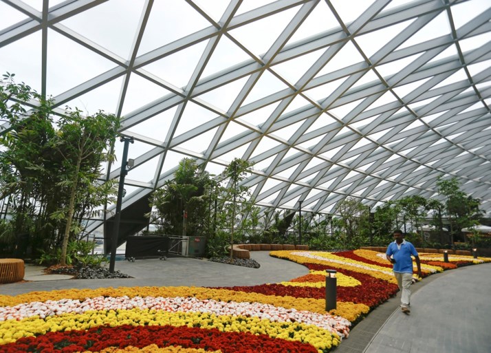 Veel meer dan een luchthaven: hoogste indoorwaterval ter wereld in nieuwe vleugel van Singapore Airport