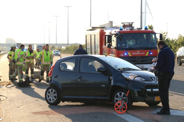 BMW rijdt aan hoge snelheid in op andere bestuurder en vlucht daarna via weide langs de snelweg