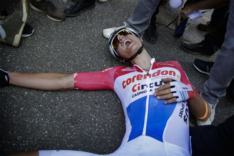 Thieu is Dieu! Van der Poel wint nu ook Amstel Gold Race na onwaarschijnlijke ontknoping waarin Alaphilippe de zege weggeeft