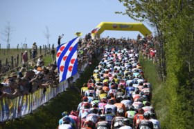 Thieu is Dieu! Van der Poel wint nu ook Amstel Gold Race na onwaarschijnlijke ontknoping waarin Alaphilippe de zege weggeeft