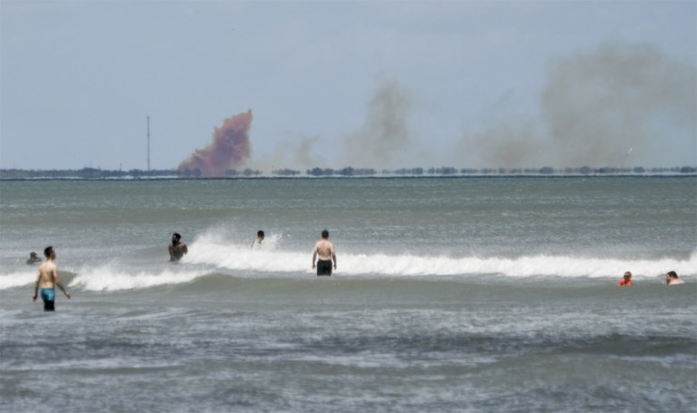 Zwarte rook boven Cape Canaveral: mysterieus incident met ruimtecapsule SpaceX kan bemande vlucht vertragen