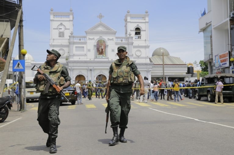 Acht aanslagen in hotels en kerken Sri Lanka: dodentol blijft maar oplopen, acht verdachten opgepakt