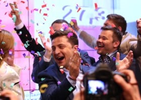 Klinkende zege voor komiek zonder politieke ervaring in presidentsverkiezingen Oekraïne