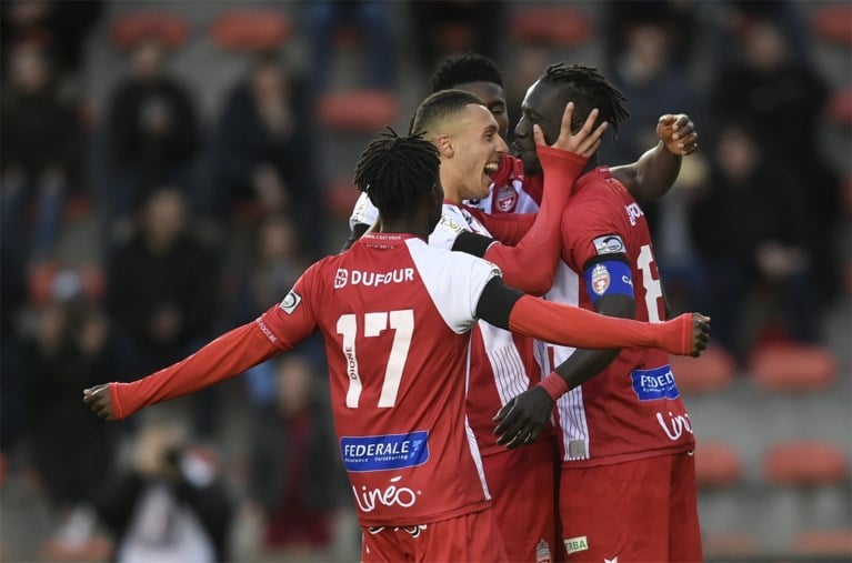 KV Kortrijk wint incidentrijke match tegen Moeskroen en grijpt opnieuw de macht in groep B