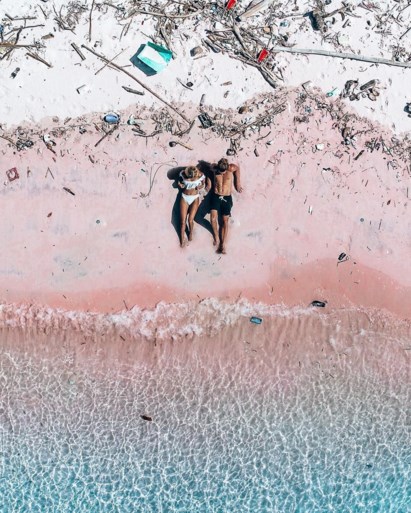 Exact één jaar later doet koppel foto op iconisch strand opnieuw, het verschil is enorm: “Dit breekt ons hart”