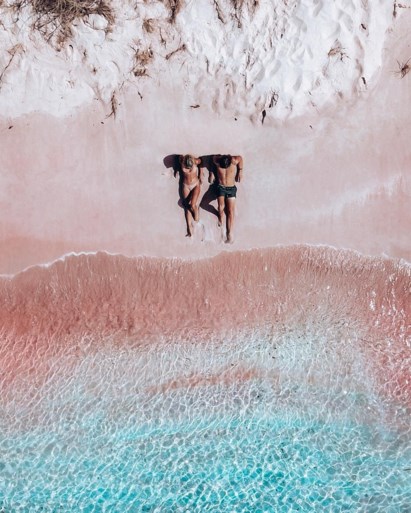 Exact één jaar later doet koppel foto op iconisch strand opnieuw, het verschil is enorm: “Dit breekt ons hart”