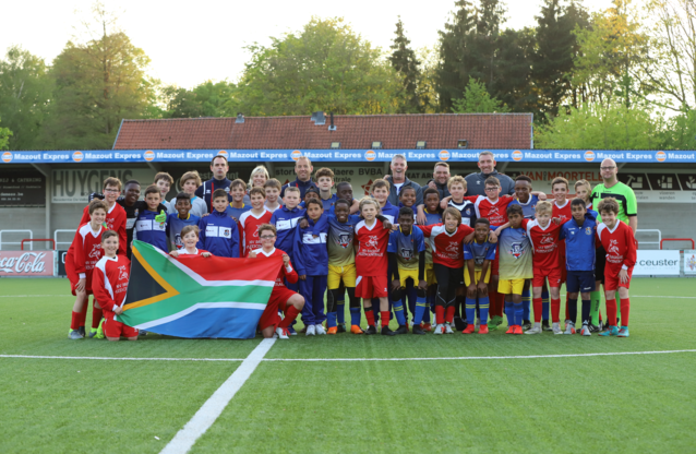 Zuid-Afrikaanse voetballertjes op bezoek bij U13 KSV Oostkamp