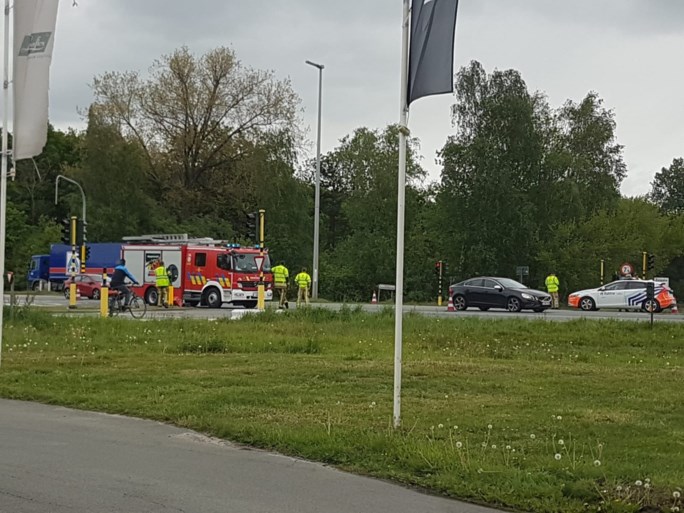 UPDATE: kleverig goedje op R4 moeilijk te verwijderen, ook avondspits zal hinder ondervinden