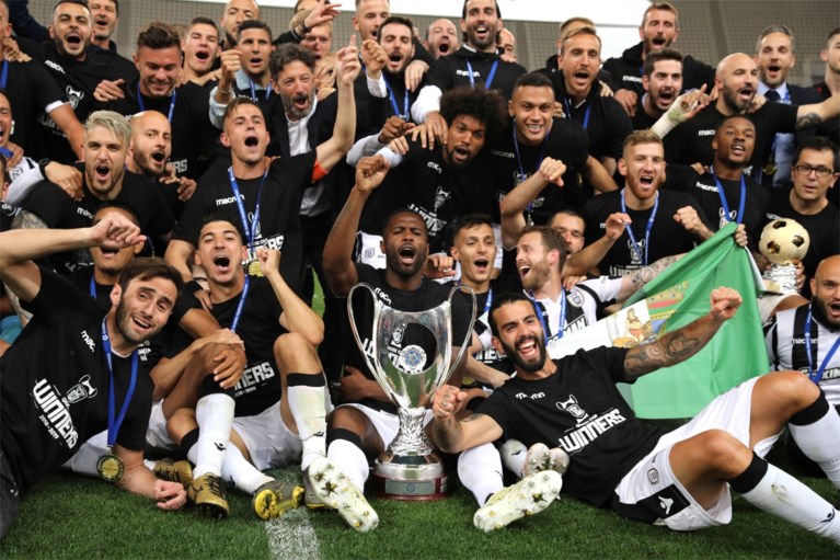 Hallucinant: PAOK Saloniki wint Griekse beker in stadion met meer agenten dan fans (die dan ook nog eens amok maken)