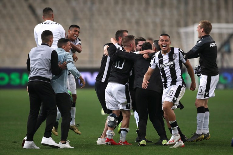 Hallucinant: PAOK Saloniki wint Griekse beker in stadion met meer agenten dan fans (die dan ook nog eens amok maken)