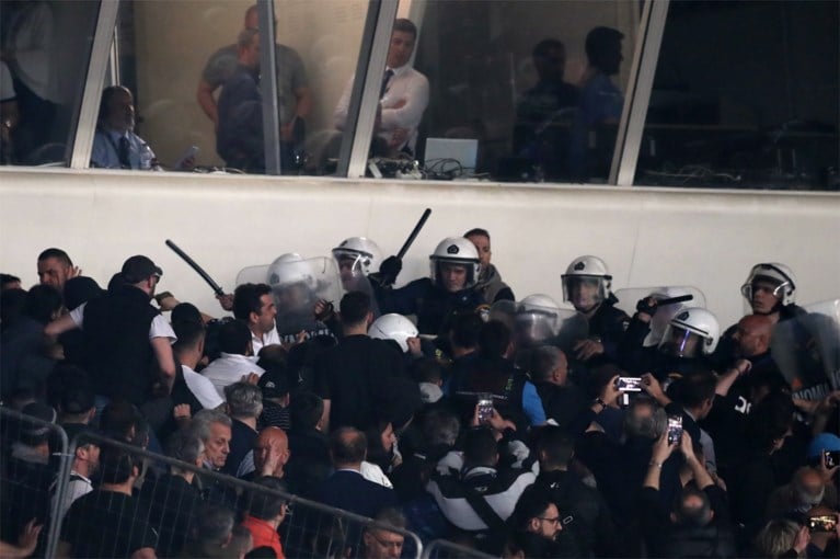 Hallucinant: PAOK Saloniki wint Griekse beker in stadion met meer agenten dan fans (die dan ook nog eens amok maken)
