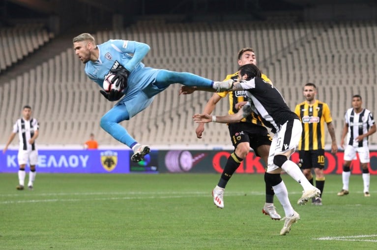 Hallucinant: PAOK Saloniki wint Griekse beker in stadion met meer agenten dan fans (die dan ook nog eens amok maken)