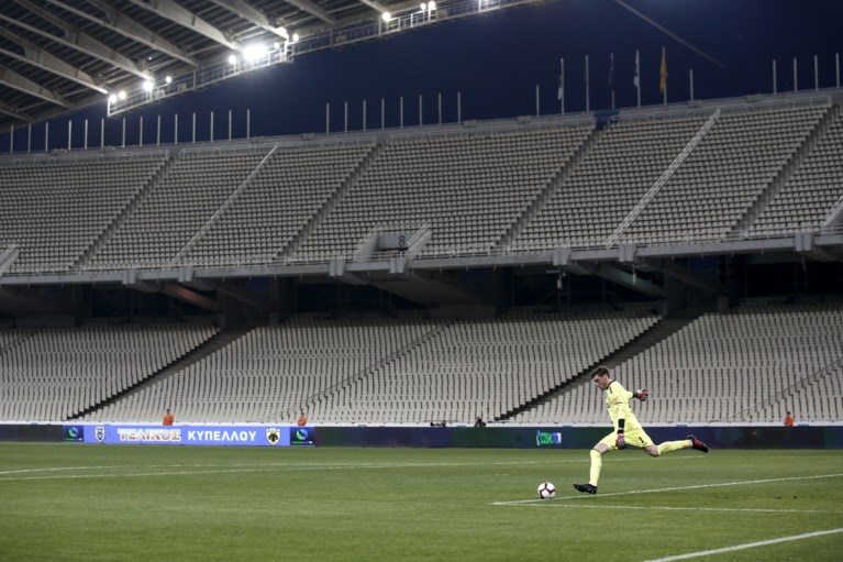 Hallucinant: PAOK Saloniki wint Griekse beker in stadion met meer agenten dan fans (die dan ook nog eens amok maken)