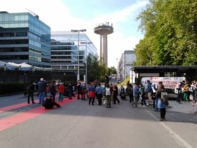 Actievoerders blokkeren tijdlang ingangen VRT en RTBF uit protest tegen Eurovisiesongfestival in Israël