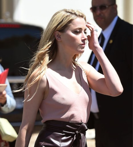 Amber Heard, ex van Johnny Depp, daagt zonder beha op in Cannes