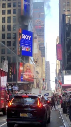 Groot reclamedisplay schiet in brand op Times Square