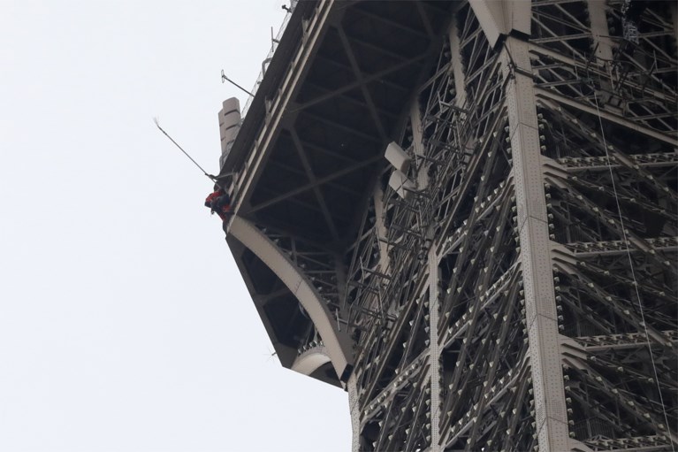 Eiffeltoren ontruimd omdat iemand het beroemde monument probeert te beklimmen