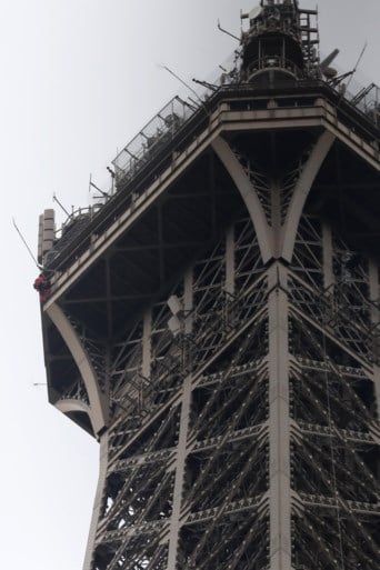 Eiffeltoren ontruimd omdat iemand het beroemde monument probeert te beklimmen
