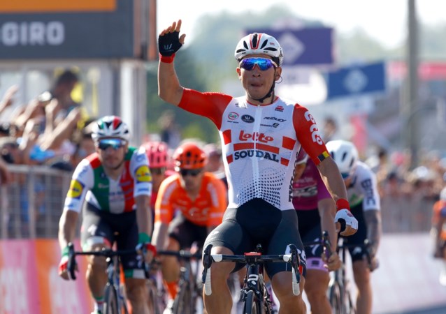 Laatste vervelende Giro-etappe zit erop: Caleb Ewan grijpt ultieme kans voor spurters en boekt tweede ritzege
