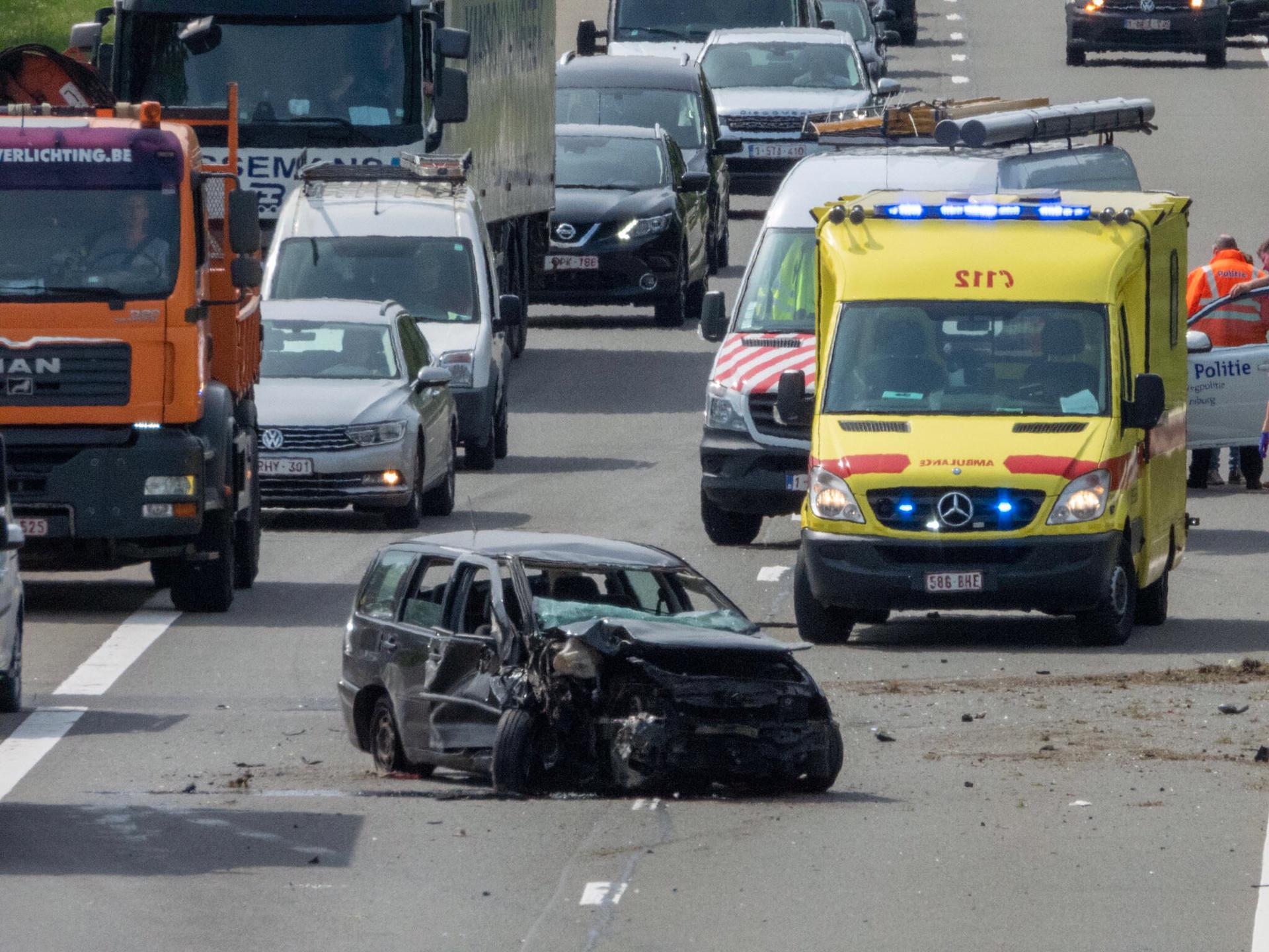 Auto Vliegt Over De Kop Na Botsing Met Truck (Diepenbeek) | Het Nieuwsblad