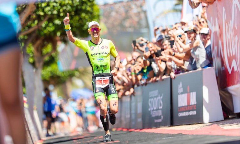 Frederik Van Lierde wint op veertigste verjaardag zwaarste triatlon ter wereld: “Ze zijn nog niet van mij van af”
