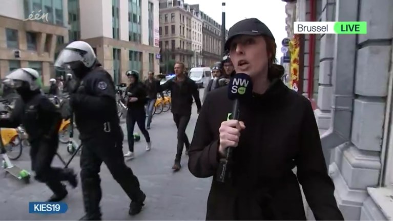 Martine Tanghe tegen VRT-reporter met zwarte jas en zwarte pet: “Zei je nu vuurwerk?”