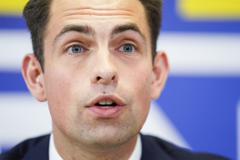 Tom Van Grieken laat niet in kaarten kijken op persconferentie: “ Een nieuw Vlaams Belang stelt zich constructief op”