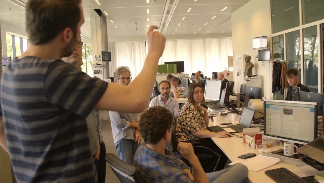 Op het scherp van de snede: achter de schermen bij Het Nieuw... - Het