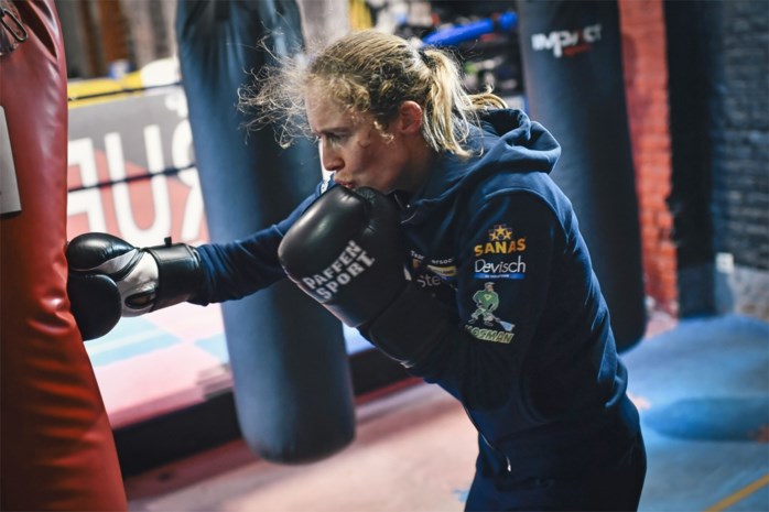 Delfine Persoon De Blonde Vechtmachine In De Ring Voel