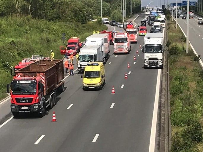 Ongeval met drie vrachtwagens: avondspits rond Kortrijk draait in de soep