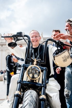 De nieuwe pausmobiel? Franciscus krijgt een Harley Davidson cadeau (inclusief crucifix, doornenkrans en goudkleurige spaken)
