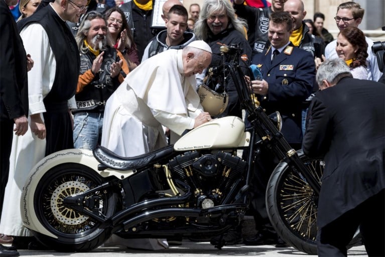 De nieuwe pausmobiel? Franciscus krijgt een Harley Davidson cadeau (inclusief crucifix, doornenkrans en goudkleurige spaken)