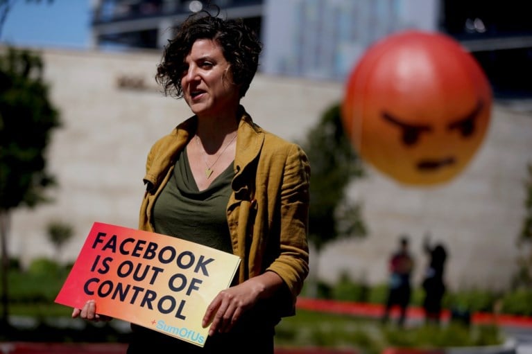Protest bij jaarvergadering Facebook