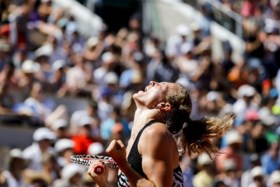 ROLAND GARROS. Nummer 1 van de wereld Naomi Osaka moet haar biezen pakken, Elise Mertens haalt tweede week in dubbelspel
