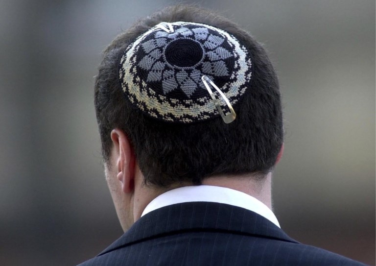 Duitsers opgeroepen om keppeltje te dragen uit protest tegen