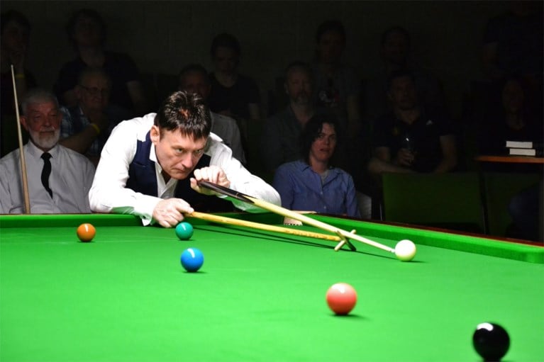Snookerlegende Jimmy White haalt samen met zijn vriendin in Gent herinneringen op aan… wiet