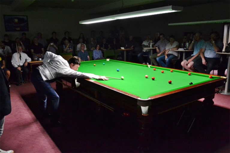 Snookerlegende Jimmy White haalt samen met zijn vriendin in Gent herinneringen op aan… wiet